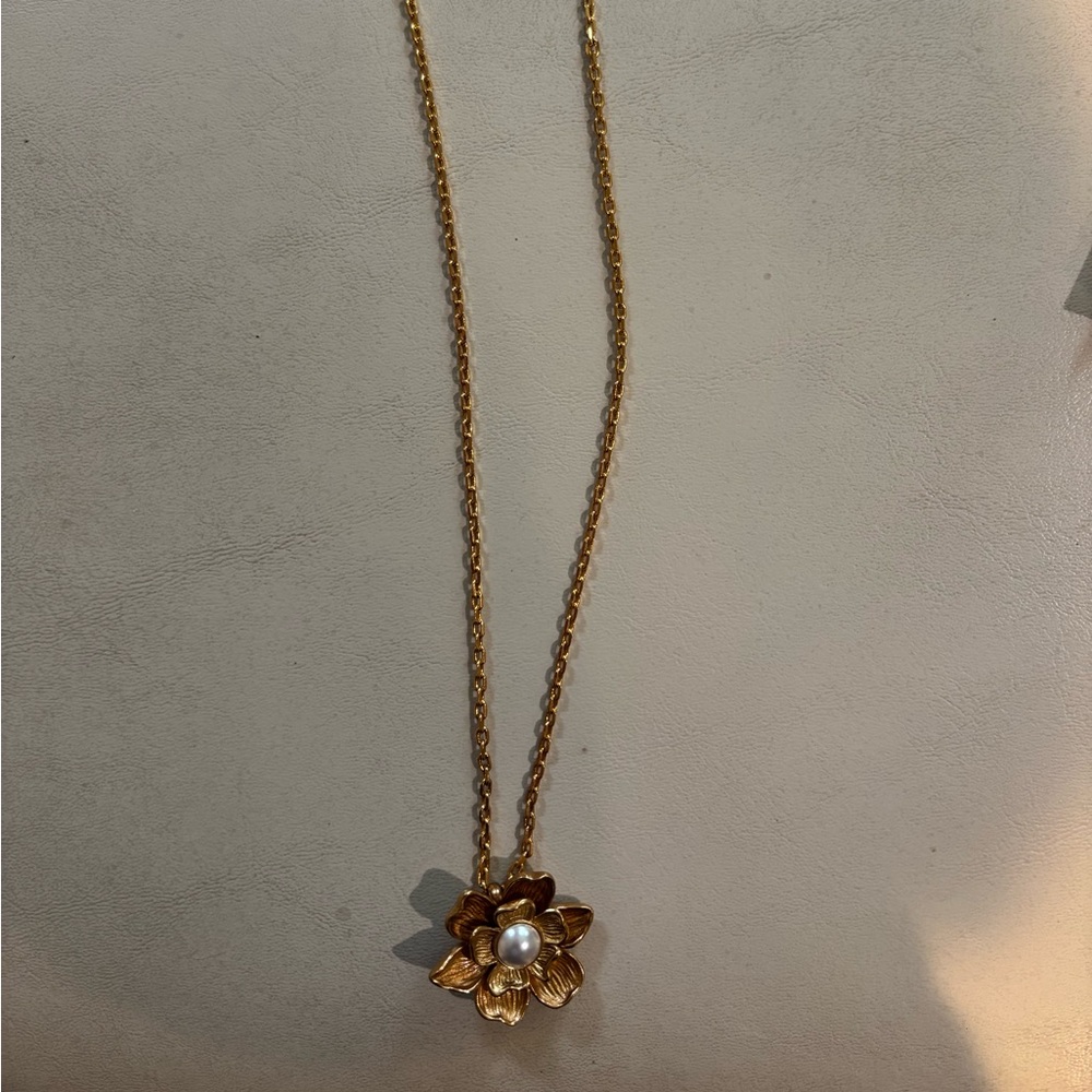 Gold Flower Pendant Necklace